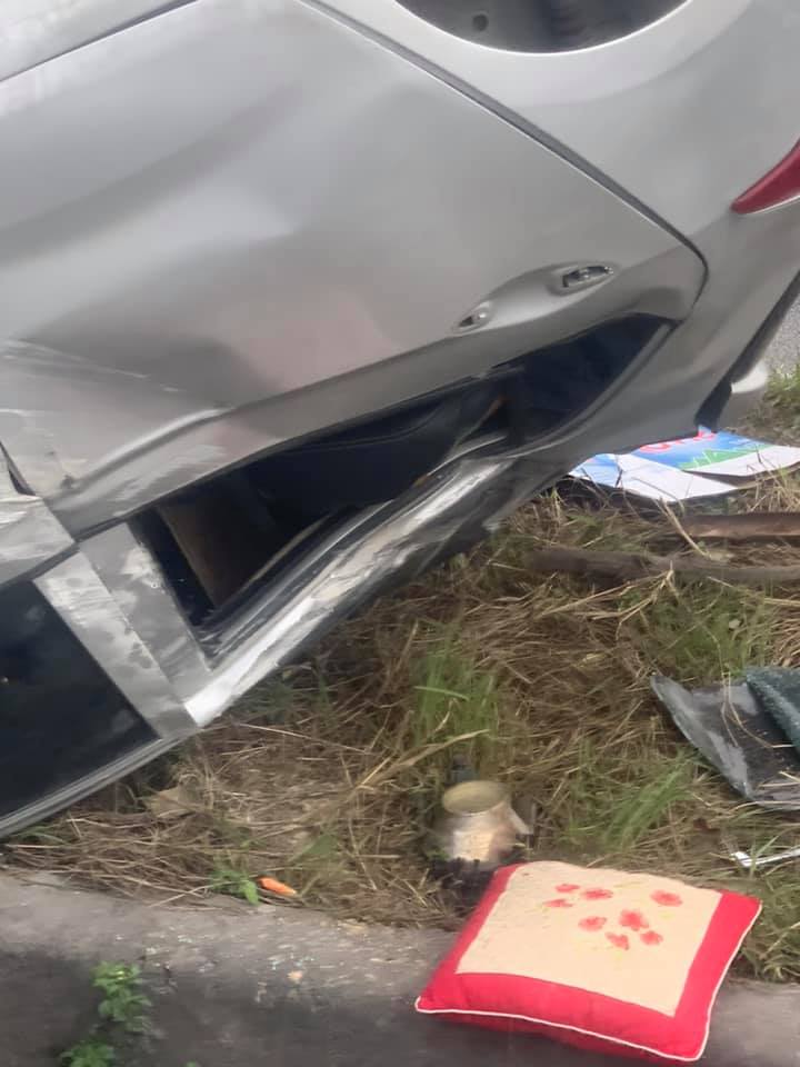 Chiếc ô tô Hyundai Grand i10 bị hư hỏng, đồ đạc trong xe rơi ra ngoài