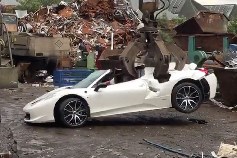 Hơn 3 năm sau khi chiếc Ferrari 458 Spider bị ti&ecirc;u hủy, Khan mới kiện cảnh s&aacute;t