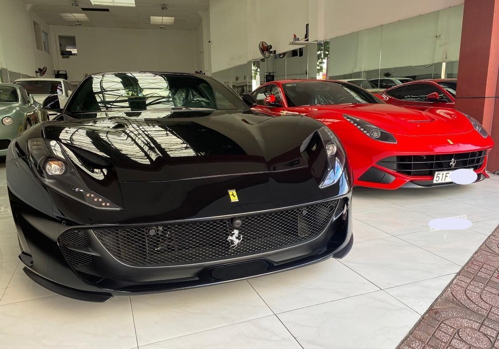 Còn đây là màu sơn nguyên bản của siêu xe Ferrari 812 Superfast này