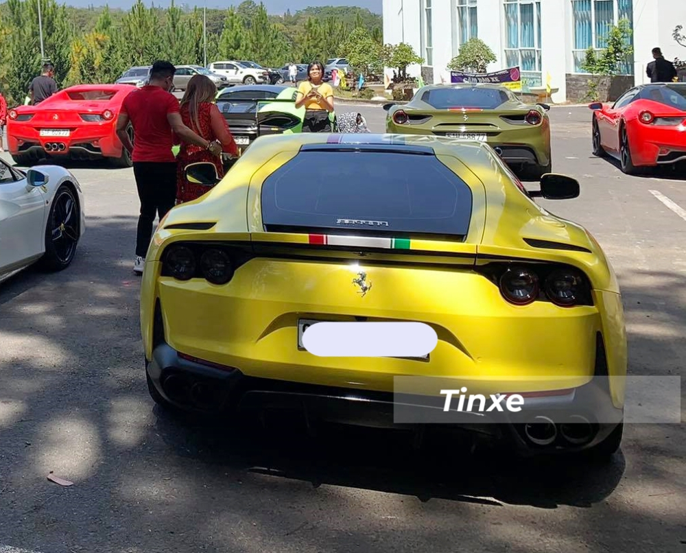 Chiếc siêu xe Ferrari 812 Superfast này được độ ống xả của FI