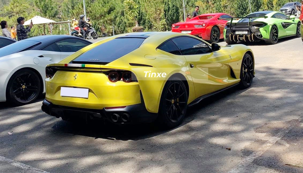 Màu vàng của bộ áo đề-can trên siêu xe Ferrari 812 Superfast tạo điểm nhấn cho các chi tiết sơn đen của xe như cản va trước/sau, la-zăng, nẹp sườn