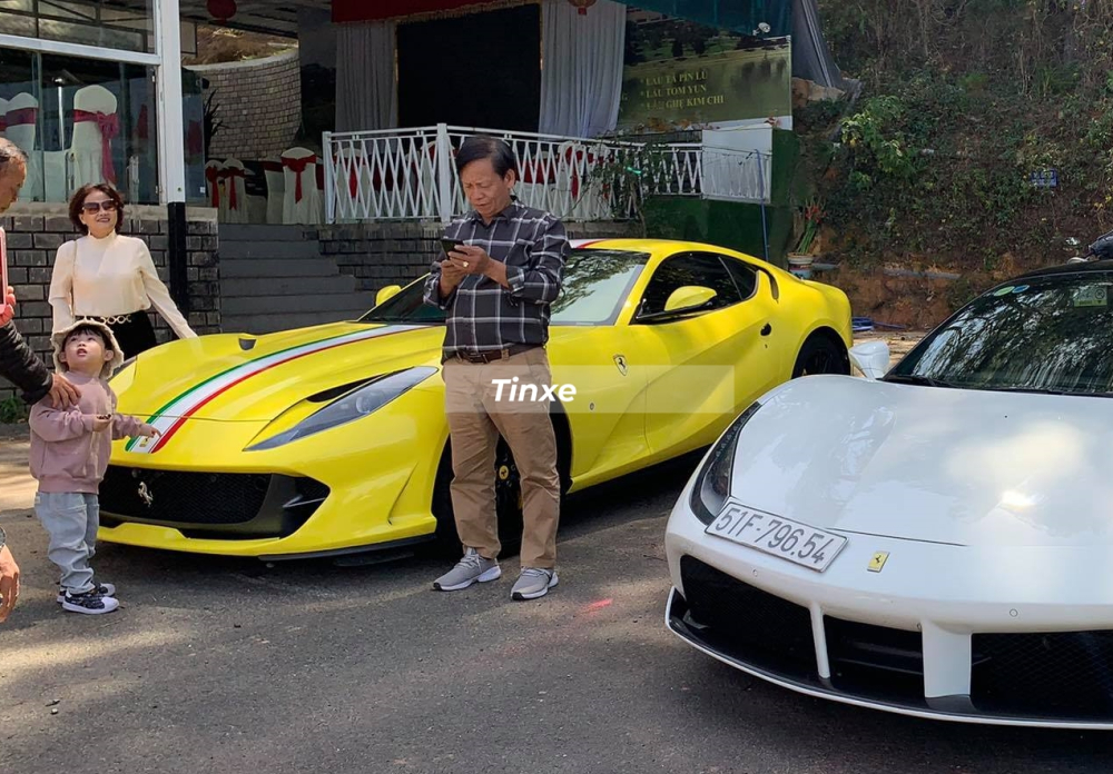 Ferrari 812 Superfast màu đen độc nhất Việt Nam diện áo vàng rực rỡ trong những ngày đầu năm Tân Sửu