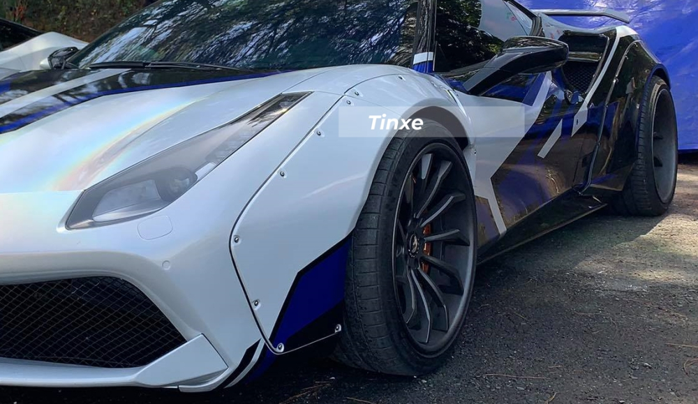 B&ecirc;n h&ocirc;ng xe được phối m&agrave;u trắng, xanh dương v&agrave; đen