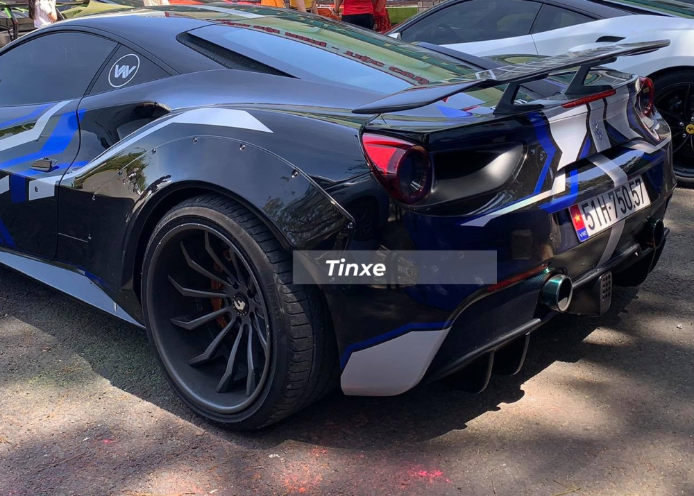 Nửa phần th&acirc;n sau để m&agrave;u đen nguy&ecirc;n bản c&ugrave;ng sọc m&agrave;u trắng v&agrave; xanh dương tạo điểm nhấn