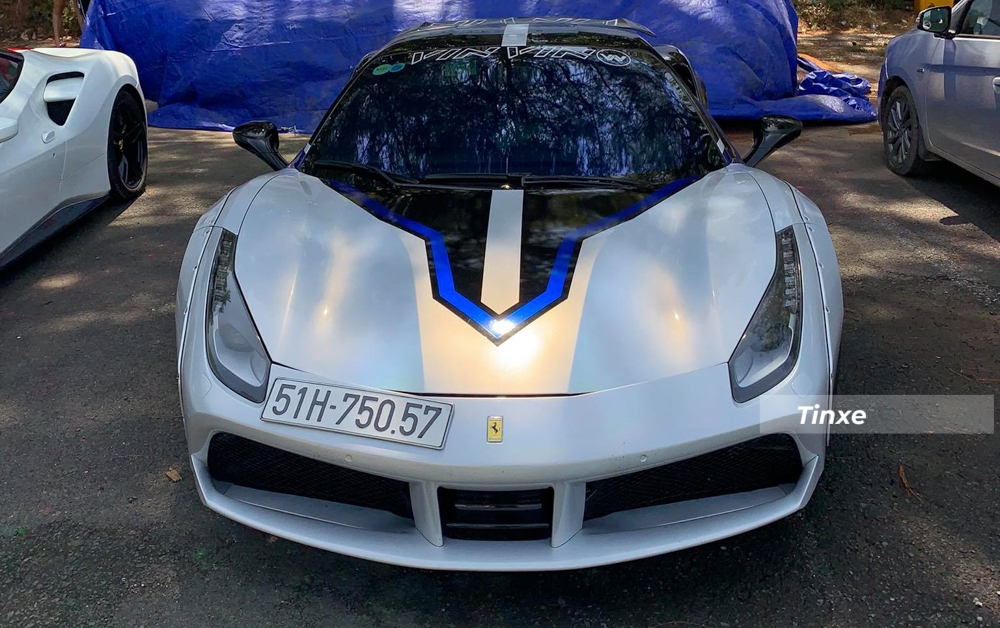 Phần đầu si&ecirc;u xe Ferrari 488 GTB độ Liberty Walk được d&aacute;n lại đề-can m&agrave;u trắng