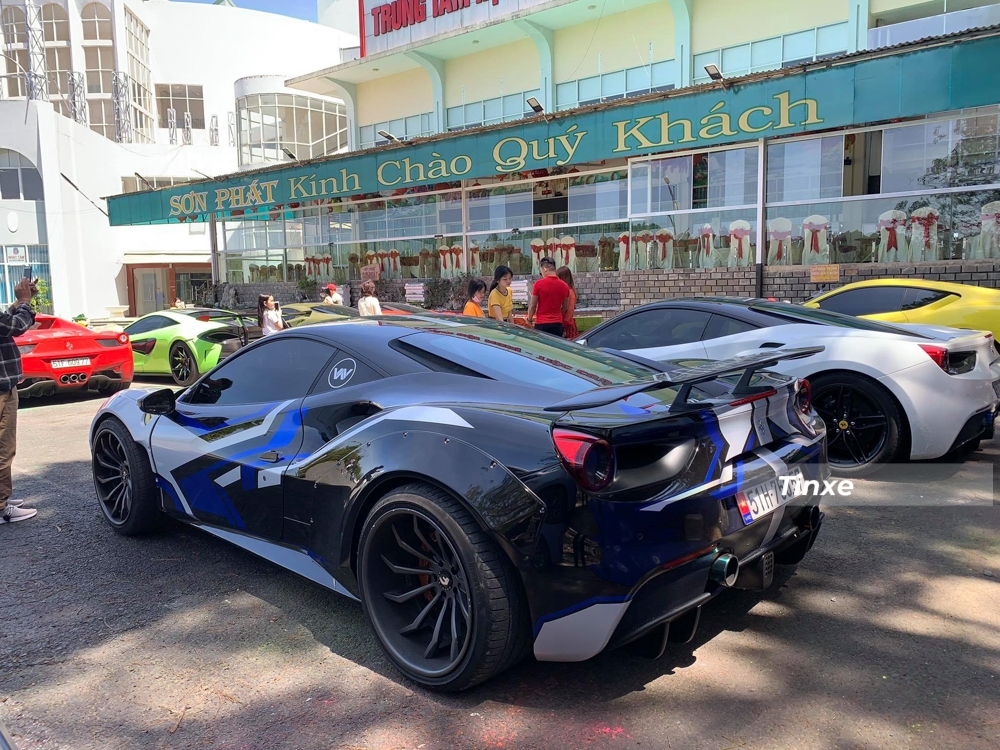 Chiếc si&ecirc;u xe Ferrari 488 GTB độ Liberty Walk trở n&ecirc;n nổi bật khi đỗ c&ugrave;ng d&agrave;n si&ecirc;u xe kh&aacute;c tại Đ&agrave; Lạt