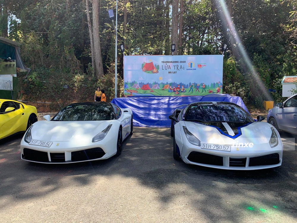 Ferrari 488 GTB zin v&agrave; bản độ Ferrari 488 GTB Liberty Walk đỗ cạnh nhau