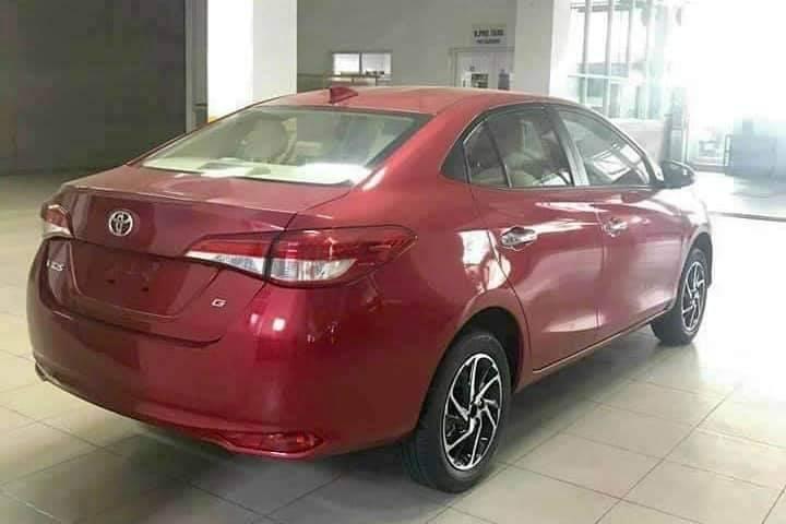 Thiết kế thân xe và đuôi xe Toyota Vios 2021 không có gì thay đổi, phiên bản G được trang bị mâm hợp kim 15 inch có thiết kế mới.