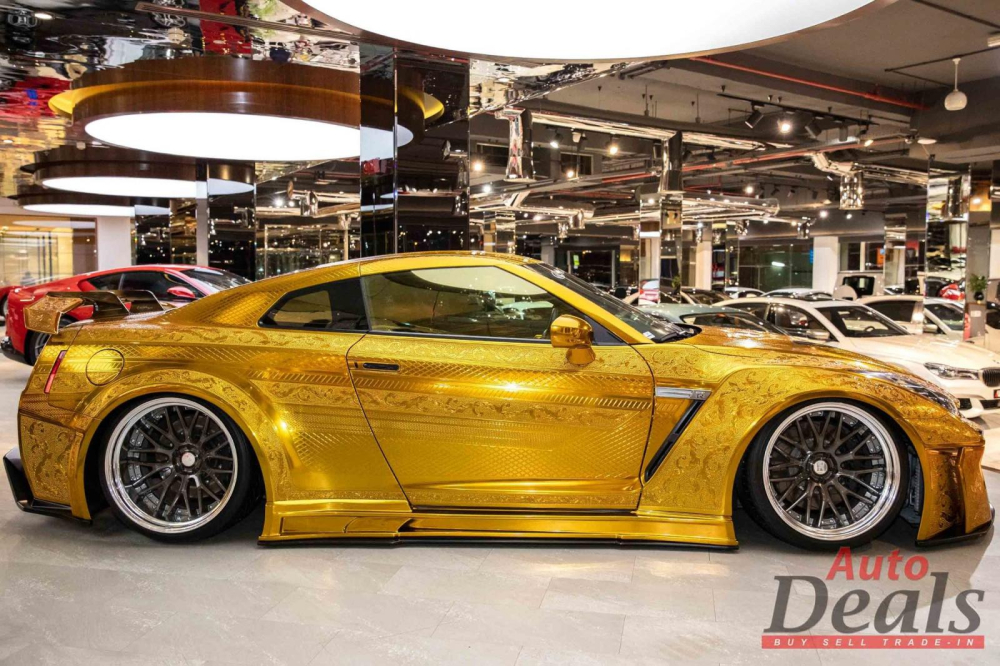 Phía bên sườn của chiếc Nissan GT-R R35 độ bởi Kuhl Racing Phía bên sườn của chiếc Nissan GT-R R35 độ bởi Kuhl Racing