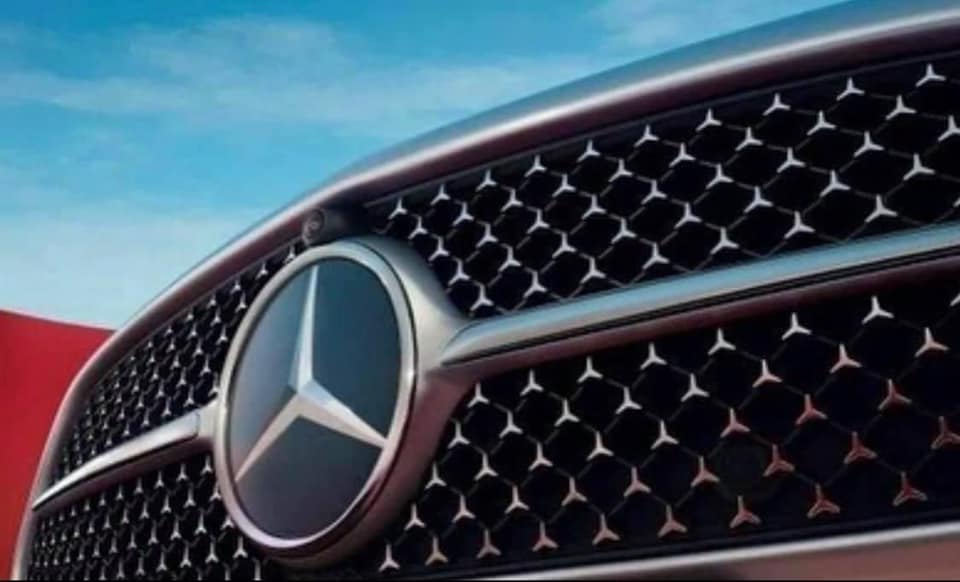 Mercedes-Benz C-Class 2022 bản AMG Line với chi tiết hình ngôi sao 3 cánh trong lưới tản nhiệt