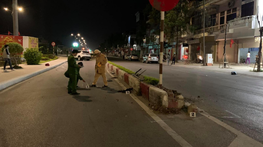 Dải phân cách bị vỡ sau vụ tai nạn Dải phân cách bị vỡ sau vụ tai nạn