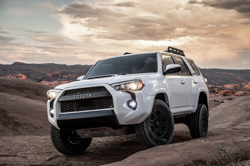 Nh&acirc;n vi&ecirc;n y tế anh h&ugrave;ng được tặng chiếc Toyota 4Runner TRD Pro