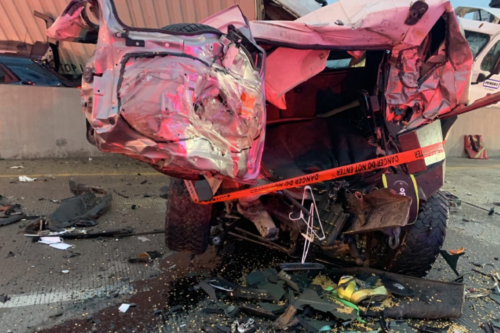 Cả đầu xe lẫn đu&ocirc;i xe của chiếc Toyota FJ Cruiser đều biến dạng ho&agrave;n to&agrave;n