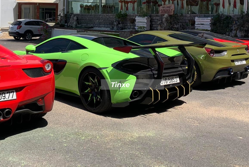 Nhìn phía sau chiếc siêu xe McLaren 570S khá hầm hố với cánh gió đuôi khổng lồ