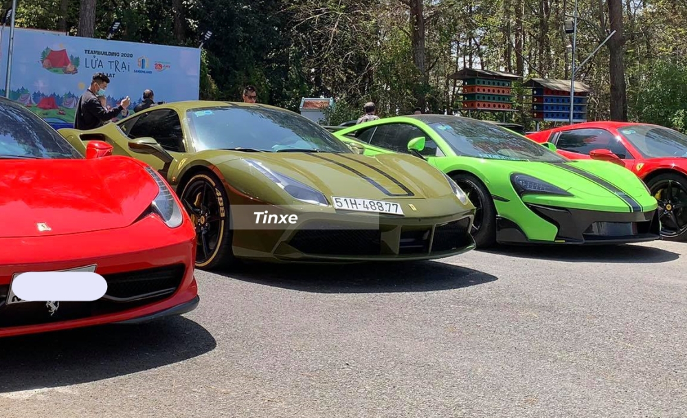 Bộ áo xanh cốm giúp chiếc McLaren 570s luôn nổi bật dù xuất hiện bên cạnh không ít siêu xe đẹp mắt khác