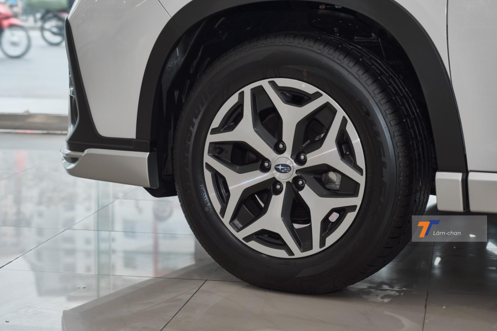 Mâm hợp kim 17 inch vẫn là trang bị sẵn có của xe. Mâm hợp kim 17 inch vẫn là trang bị sẵn có của xe.