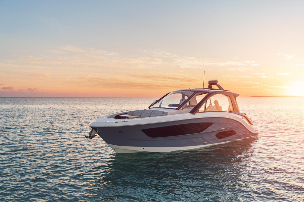 Phía trước của Sundancer 370 Outboard