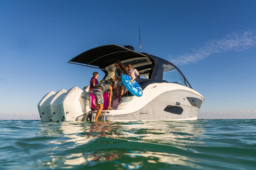 Phía sau của Sundancer 370 Outboard cho thấy nó có trang bị 3 động cơ Mercury Verado 300