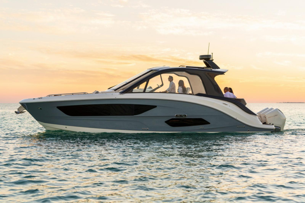 Phía bên sườn của Sundancer 370 Outboard