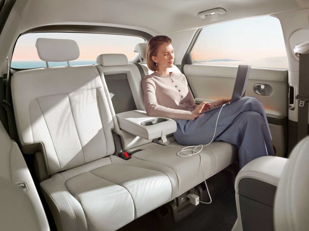 Hàng ghế sau của Hyundai Ioniq 5 khá rộng rãi nhờ chiều dài cơ sở lớn Hàng ghế sau của Hyundai Ioniq 5 khá rộng rãi nhờ chiều dài cơ sở lớn