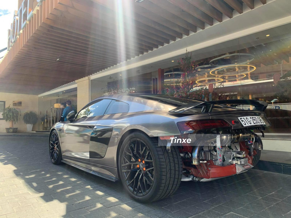 Chiếc siêu xe Audi R8 V10 Plus của Tống Đông Khuê gây chú ý với khách tham quan ở Đà Lạt khi phần dàn áo đuôi xe đã được tháo ra. Được biết, CEO 22 tuổi này tự tay cầm lái siêu xe từ Sài thành lên Đà Lạt trong tình trạng phần đuôi xe Chiếc siêu xe Audi R8 V10 Plus của Tống Đông Khuê gây chú ý với khách tham quan ở Đà Lạt khi phần dàn áo đuôi xe đã được tháo ra. Được biết, CEO 22 tuổi này tự tay cầm lái siêu xe từ Sài thành lên Đà Lạt trong tình trạng phần đuôi xe lộ thiêng.