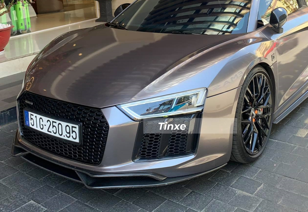 So với thế hệ cũ, Audi R8 V10 Plus có thiết kế mới ở đèn pha, lưới tản nhiệt hình tổ ong mạ crôm và hai thanh dựng dọc ở hốc gió trước. Siêu xe Audi R8 V10 Plus của CEO 22 tuổi Tống Đông Khuê còn được trang bị đèn Laser. So với thế hệ cũ, Audi R8 V10 Plus có thiết kế mới ở đèn pha, lưới tản nhiệt hình tổ ong mạ crôm và hai thanh dựng dọc ở hốc gió trước. Siêu xe Audi R8 V10 Plus của CEO 22 tuổi Tống Đông Khuê còn được trang bị đèn Laser.