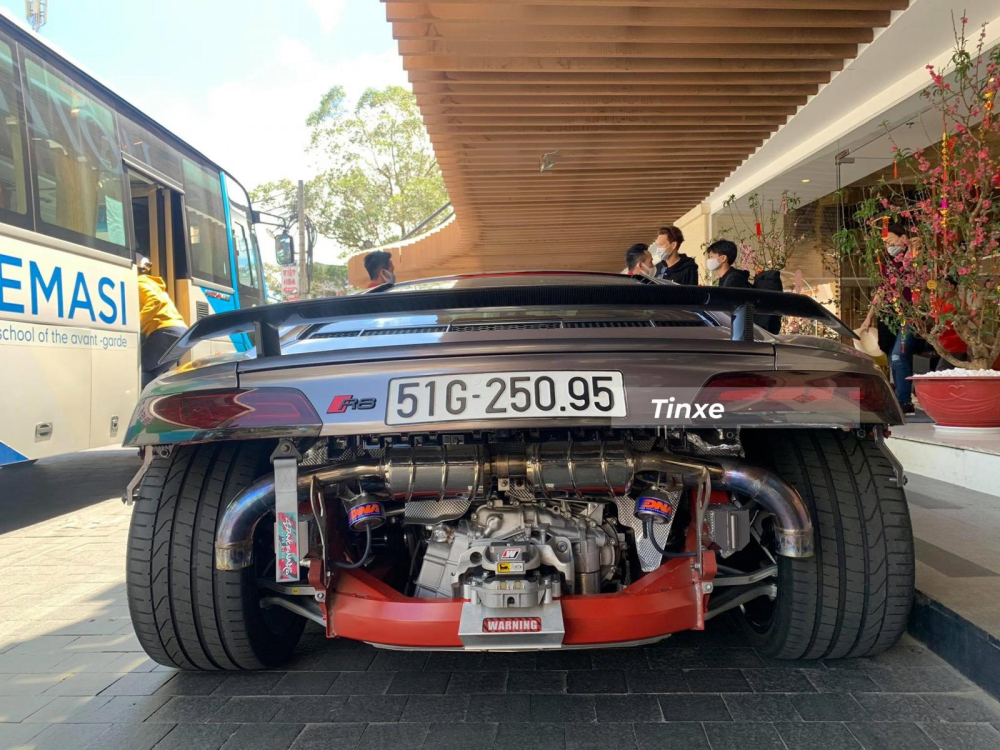 Cận cảnh nhan sắc của siêu xe Audi R8 V10 Plus đầu tiên về nước sau khi được Tống Đông Khuê tháo dàn áo đuôi xe, khoe trọn bộ ống xả độ cũng như các chi tiết thiết kế khác của xe. Cận cảnh nhan sắc của siêu xe Audi R8 V10 Plus đầu tiên về nước sau khi được Tống Đông Khuê tháo dàn áo đuôi xe, khoe trọn bộ ống xả độ cũng như các chi tiết thiết kế khác của xe.