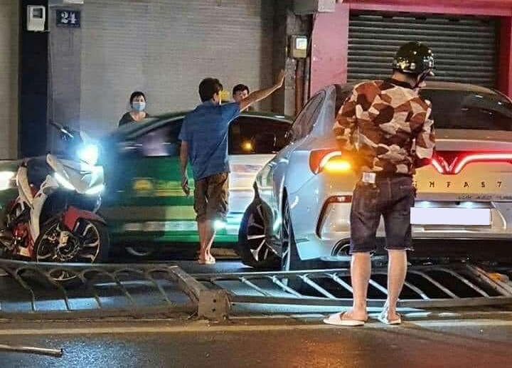 Nhiều người dân điều tiết giao thông trong lúc chờ lực lượng chức năng đến Nhiều người dân điều tiết giao thông trong lúc chờ lực lượng chức năng đến