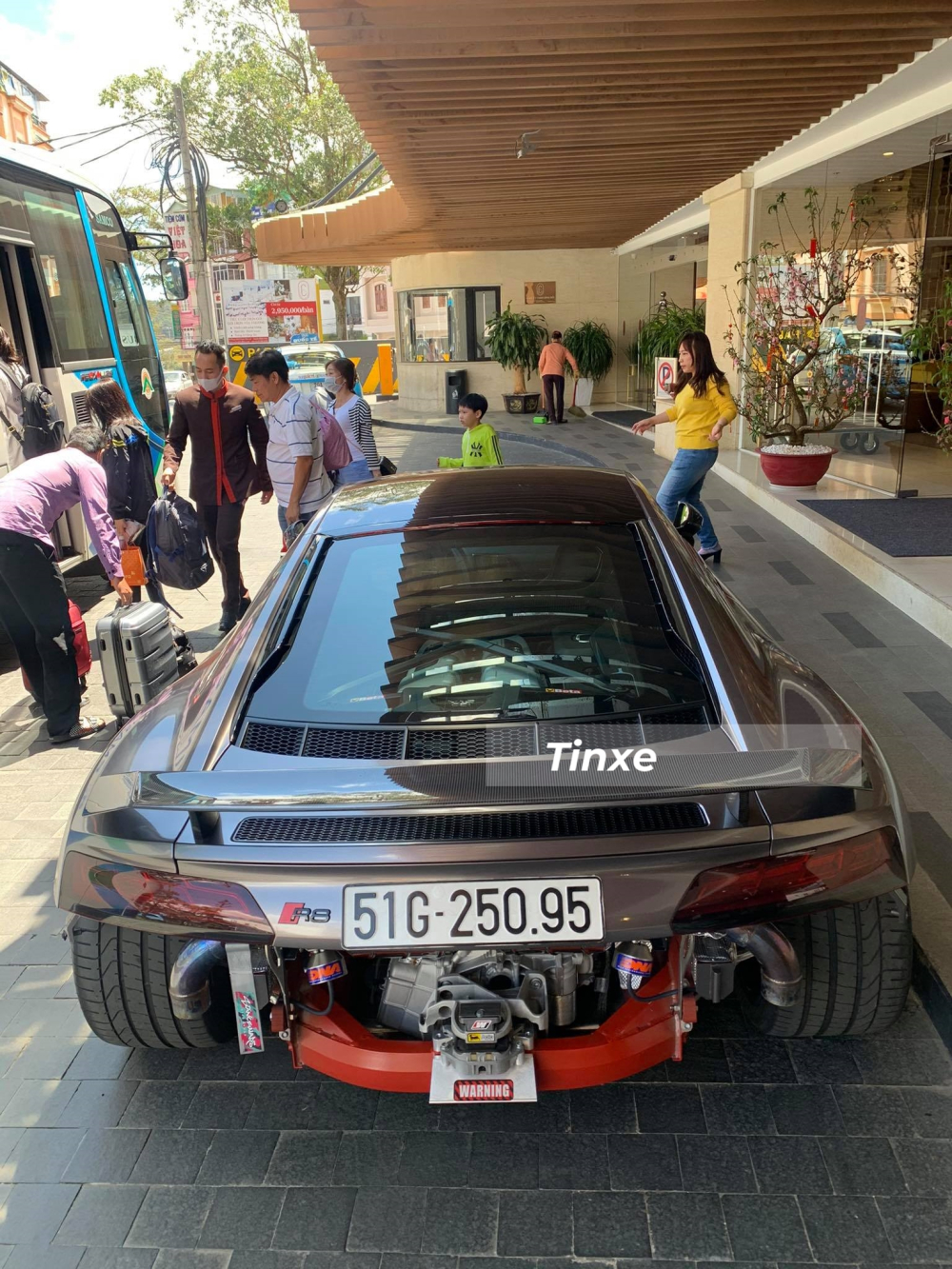 Trái tim của siêu xe Audi R8 V10 Plus là khối động cơ V10, dung tích 5.2 lít, sản sinh công suất tối đa 610 mã lực và mô-men xoắn cực đại 540 Nm. Kết hợp với hộp số tự động ly hợp kép 7 cấp S-tronic, động cơ giúp siêu xe Audi R8 V10 Plus tăng tốc từ vị trí xuất phát lên 100 km/h chỉ trong thời gian 3,2 giây trước khi đạt vận tốc tối đa 330 km/h.