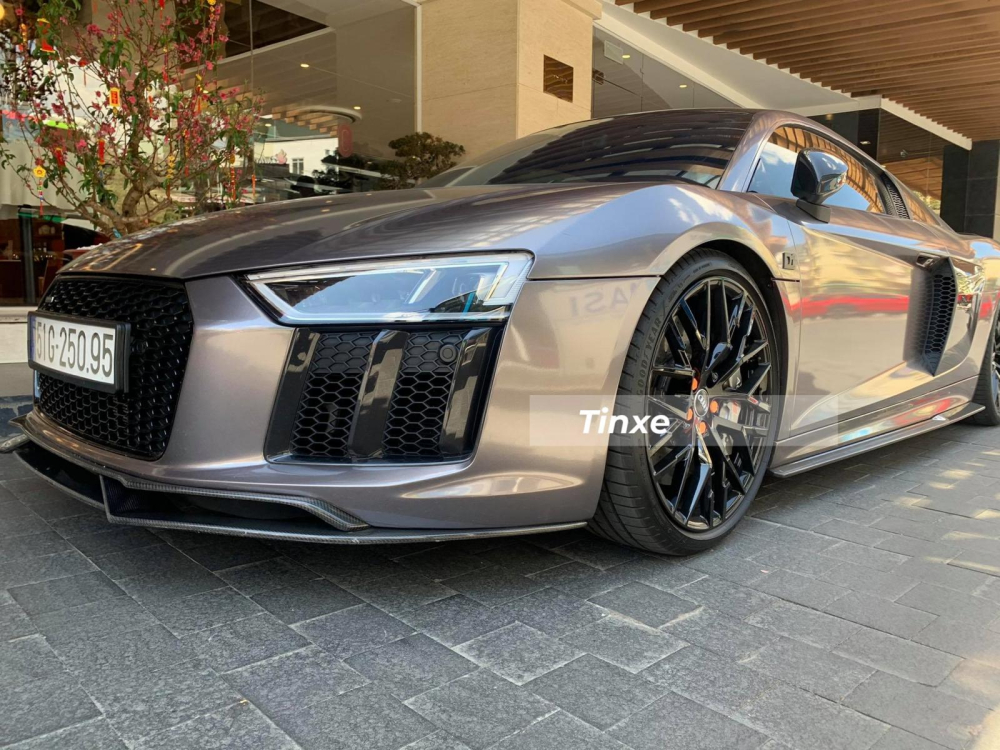 Ngoài ra, chiếc Audi R8 V10 Plus này còn được trang bị bộ cánh lướt gió độ mới mang đến diện mạo hiếu chiến và hầm hố hơn cho xe. Ngoài ra, chiếc Audi R8 V10 Plus này còn được trang bị bộ cánh lướt gió độ mới mang đến diện mạo hiếu chiến và hầm hố hơn cho xe.