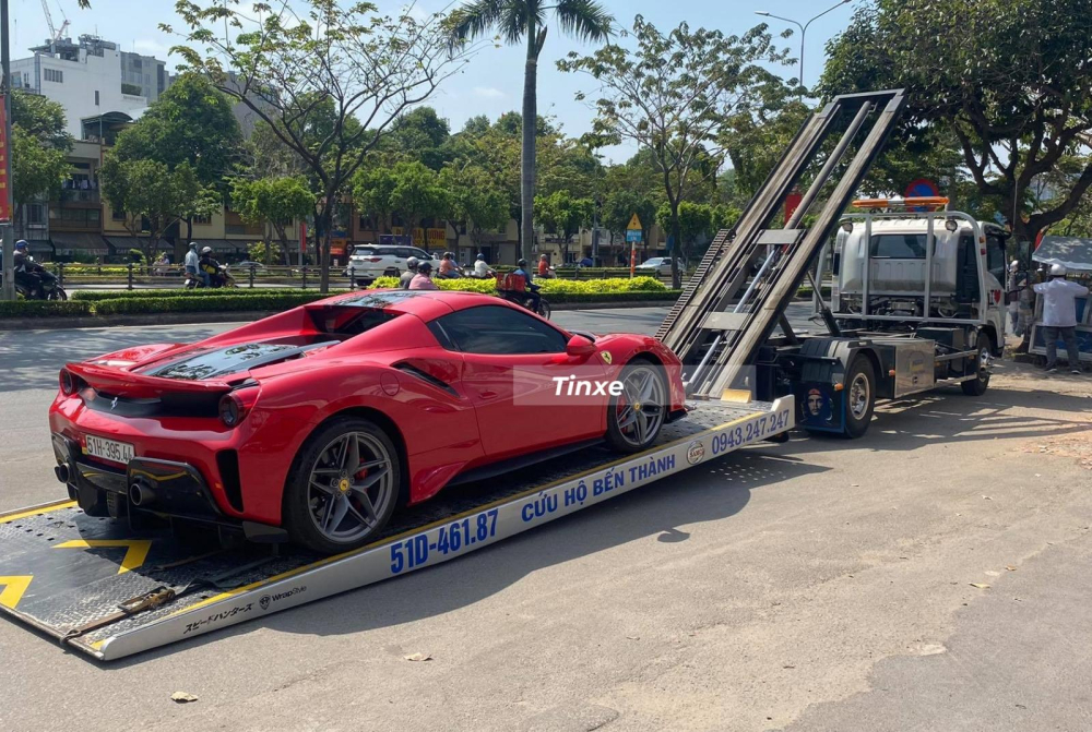 Chiếc si&ecirc;u xe mui trần Ferrari 488 Pista Spider được vận chuyển bằng xe cứu hộ để đi độ m&acirc;m