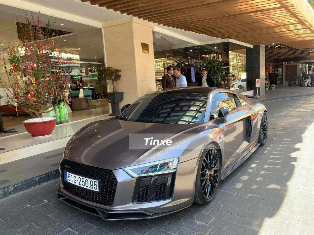 Được biết, chiếc siêu xe Audi R8 V10 Plus từng của Đông Nhi sau nhiều lần đổi chủ hiện đã về tay Tống Đông Khuê, một CEO chỉ mới 22 tuổi những đã sở hữu không ít siêu xe và xe thể thao. Được biết, chiếc siêu xe Audi R8 V10 Plus từng của Đông Nhi sau nhiều lần đổi chủ hiện đã về tay Tống Đông Khuê, một CEO chỉ mới 22 tuổi những đã sở hữu không ít siêu xe và xe thể thao.