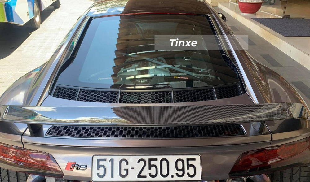 Phía đuôi xe Audi R8 V10 Plus được trang bị thêm cánh lướt gió cố định bằng sợi carbon, ở dưới là hốc gió cỡ lớn và đèn hậu dạng LED. Ngoài ra, siêu xe này còn có cản va thiết kế mới. Phía đuôi xe Audi R8 V10 Plus được trang bị thêm cánh lướt gió cố định bằng sợi carbon, ở dưới là hốc gió cỡ lớn và đèn hậu dạng LED. Ngoài ra, siêu xe này còn có cản va thiết kế mới.