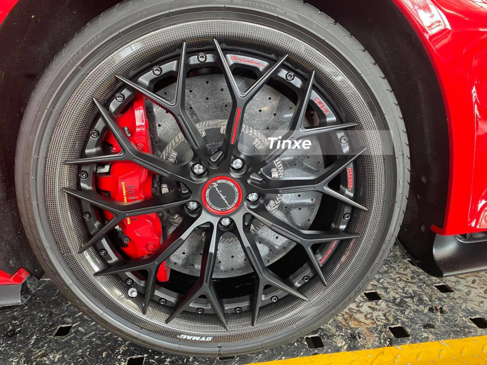 Cận cảnh bộ m&acirc;m Brixton Forged CM6-R Carbon tr&ecirc;n si&ecirc;u xe mui trần Ferrari 488 Pista Spider với viền ngo&agrave;i được phủ carbon