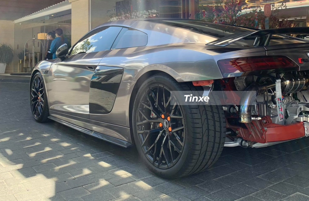 Phong trào siêu xe để đuôi xe Phong trào siêu xe để đuôi xe lộ thiêng bắt đầu trên chiếc xe Ferrari 458 Italia độ Liberty Walk đầu tiên về nước, sau đó, không ít chủ nhân các siêu xe và xe thể thao khác ở Việt Nam hướng ứng trào lưu này và Tống Đông Khuê là người gần đây nhất để siêu xe chạy trên đường với dàn áo đuôi xe được tháo bỏ.