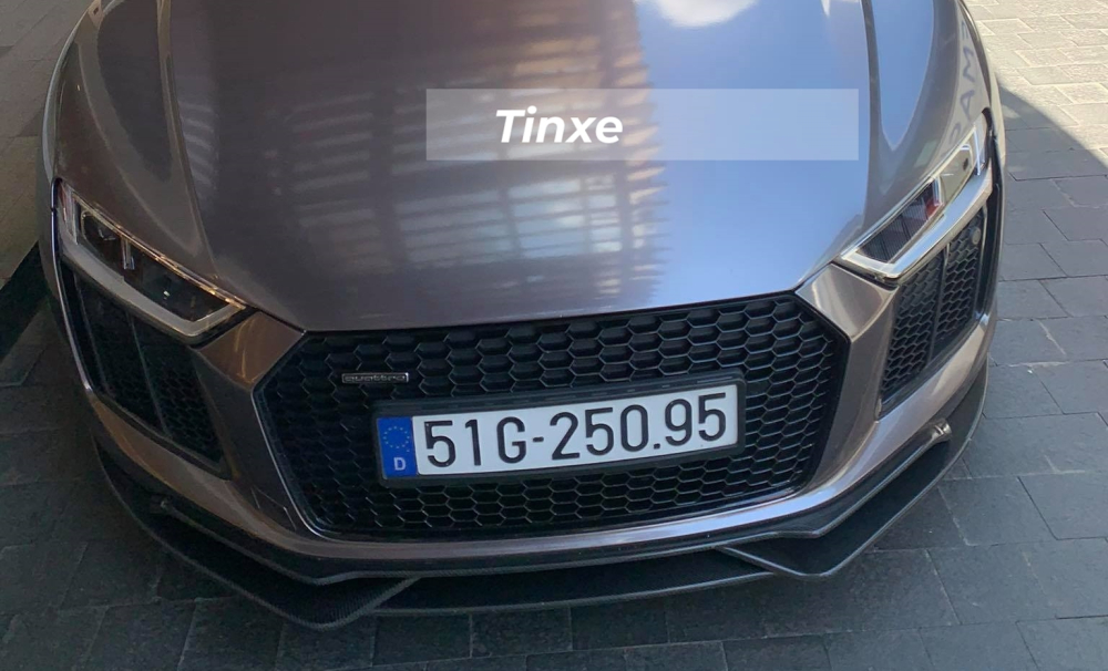 Nguyên bản chiếc siêu xe Audi R8 V10 Plus của Tống Đông Khuê có màu sơn đỏ và mới được cho dán lại bộ áo màu tối để mang đến ngoại hình mới lạ cho xe. Nguyên bản chiếc siêu xe Audi R8 V10 Plus của Tống Đông Khuê có màu sơn đỏ và mới được cho dán lại bộ áo màu tối để mang đến ngoại hình mới lạ cho xe.