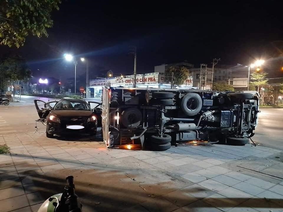 Hiện trường vụ va chạm giao thông giữa xe Chevrolet Cruze với xe tải vào khuya qua ở Quảng Ninh Hiện trường vụ va chạm giao thông giữa xe Chevrolet Cruze với xe tải vào khuya qua ở Quảng Ninh