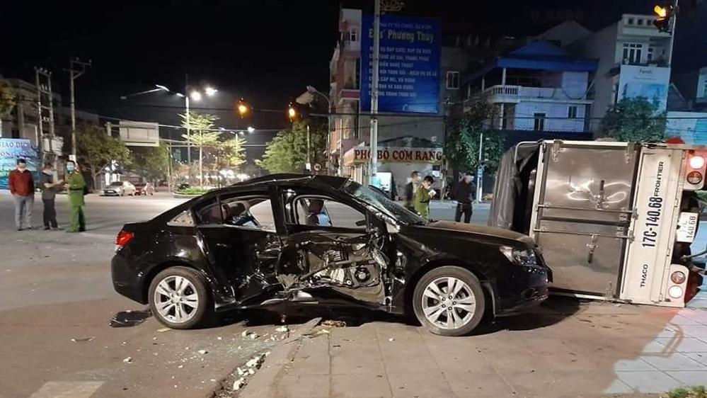 Chiếc xe Chevrolet Cruze bẹp dúm thân xe sau va chạm với xe tải Chiếc xe Chevrolet Cruze bẹp dúm thân xe sau va chạm với xe tải