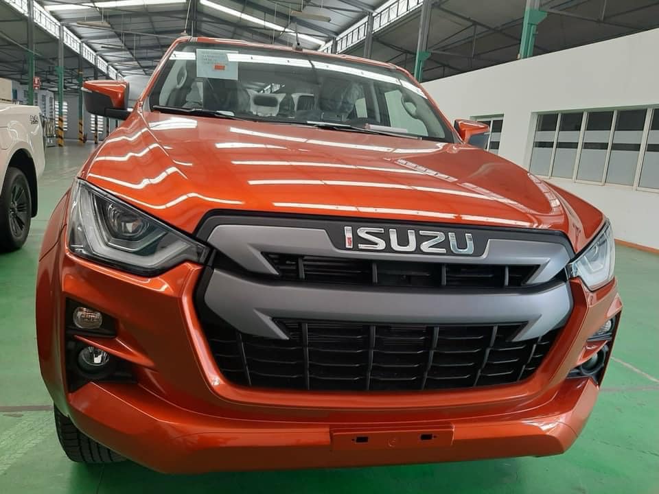 Ở thế hệ mới nhất, Isuzu D-Max 2021 sở hữu diện mạo hầm hố và hiện đại với lưới tản nhiệt lớn cùng cụm đèn chiếu sáng trước có thiết kế khá góc cạnh, được trang bị bóng bi-LED và tích hợp kèm dải đèn LED định vị ban ngày.