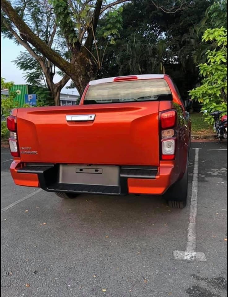 Chiếc Isuzu D-Max 2021 trong hình thuộc bản LS AT 4x2, bản cao cấp nhất sẽ được trang bị mâm hợp kim 5 chấu kích cỡ 18 inch.