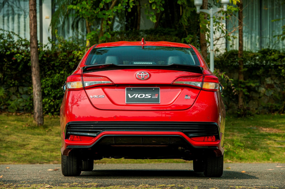 Phiên bản GR-S của Toyota Vios được phát triển từ bản G CVT, sở hữu gói ngoại thất thể thao gồm cản trước/sau, nẹp sườn, mâm hợp kim và cánh gió. Phiên bản GR-S của Toyota Vios được phát triển từ bản G CVT, sở hữu gói ngoại thất thể thao gồm cản trước/sau, nẹp sườn, mâm hợp kim và cánh gió.