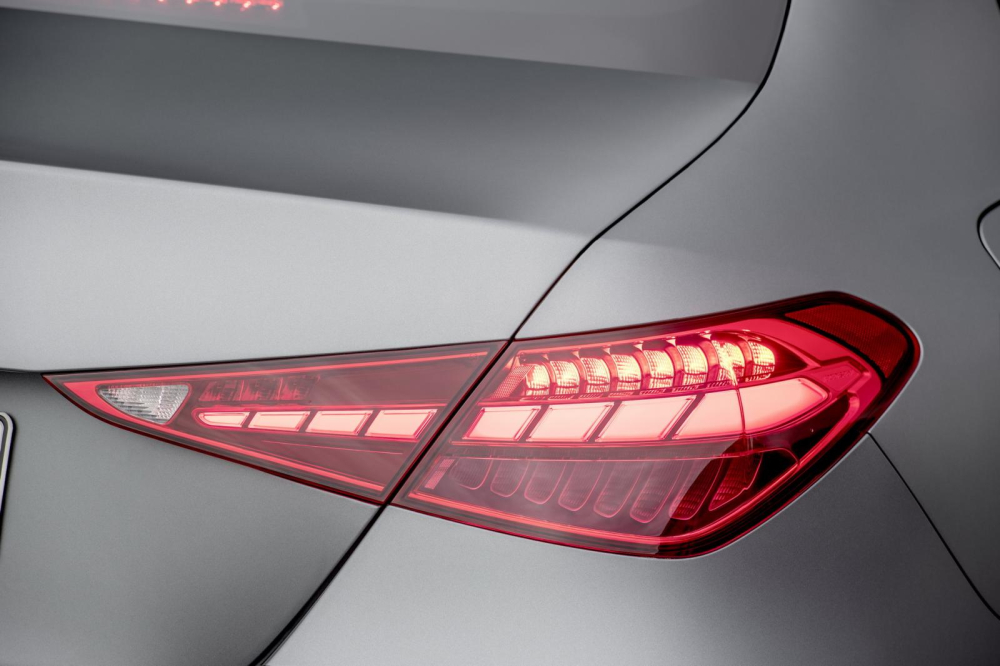 Cụm đèn hậu hình tam giác giống S-Class của Mercedes-Benz C-Class 2022