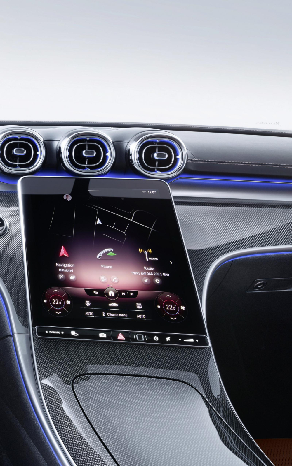 Màn hình trung tâm của Mercedes-Benz C-Class 2022 ngả 6 độ về phía người lái