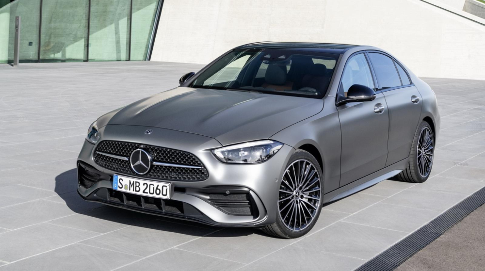 Mercedes-Benz C-Class 2022 bản AMG Line với lưới tản nhiệt và cản trước riêng