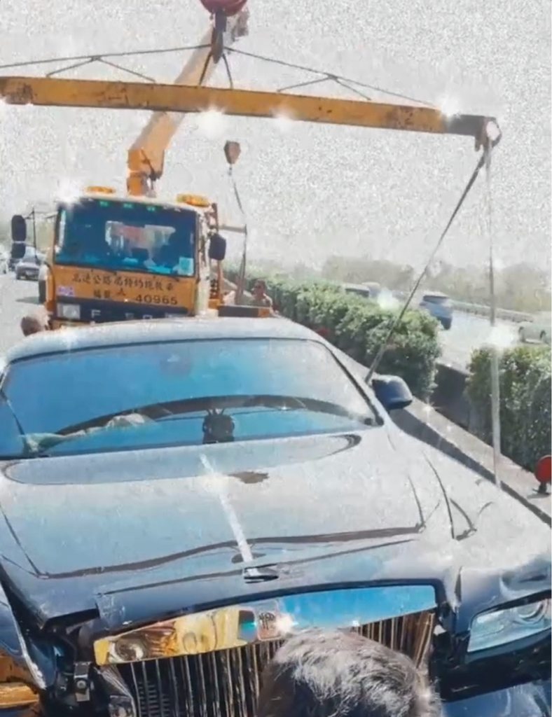 Người g&acirc;y tai nạn l&agrave; thiếu gia cầm l&aacute;i chiếc Rolls-Royce
