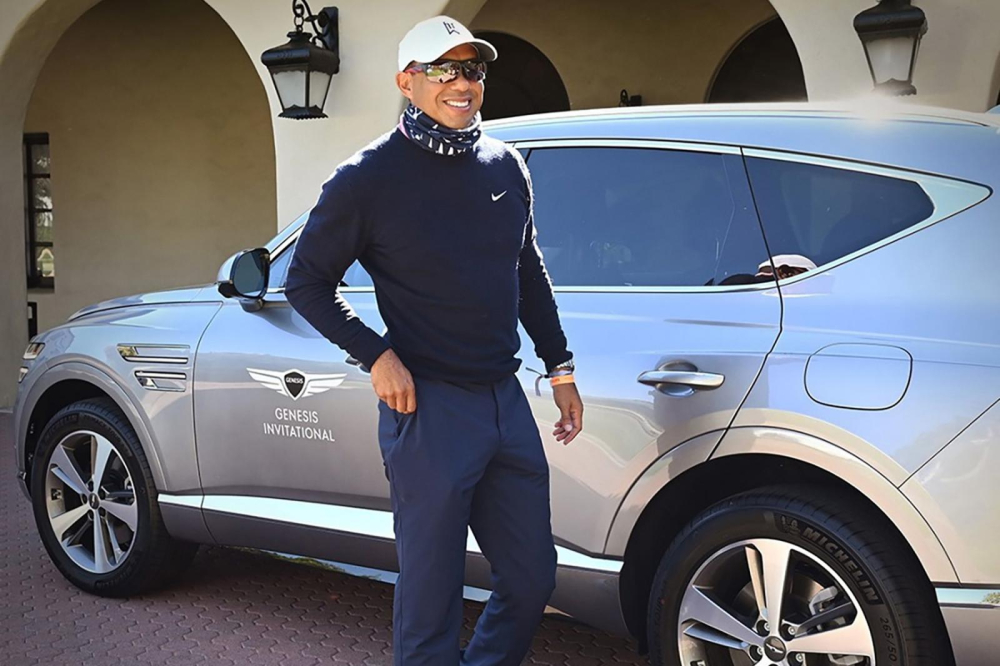 Tay golf huyền thoại Tiger Woods là người lái chiếc xe Tay golf huyền thoại Tiger Woods là người lái chiếc xe