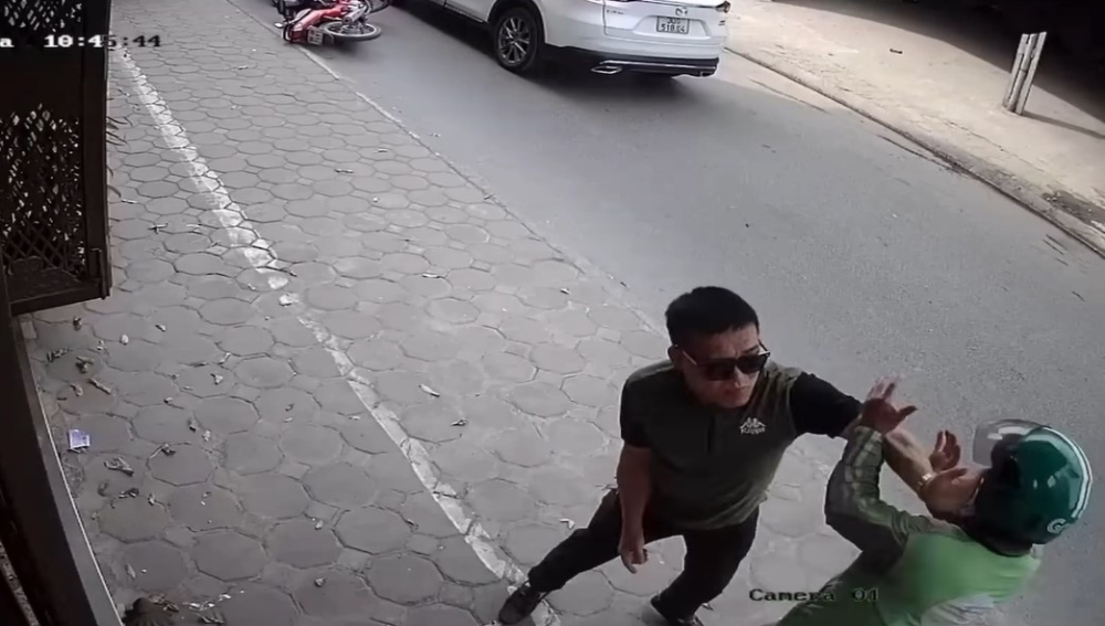 Người lái Mazda đánh tài xế GrabBike