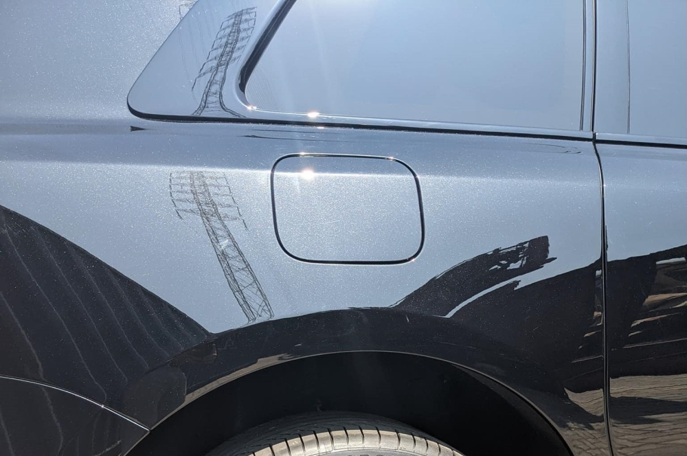 Các viền cửa của Rolls-Royce Cullinan Black Badge được sơn đen