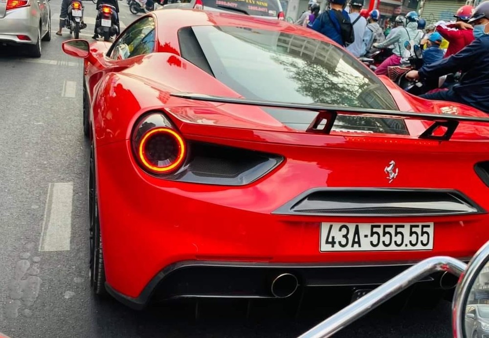 Ngoài biển số khủng ngũ quý 5, chiếc siêu xe Ferrari 488 GTB này còn được trang bị gói độ Novitec Rosso. Ảnh: Thành Đạt Ngoài biển số khủng ngũ quý 5, chiếc siêu xe Ferrari 488 GTB này còn được trang bị gói độ Novitec Rosso. Ảnh: Thành Đạt