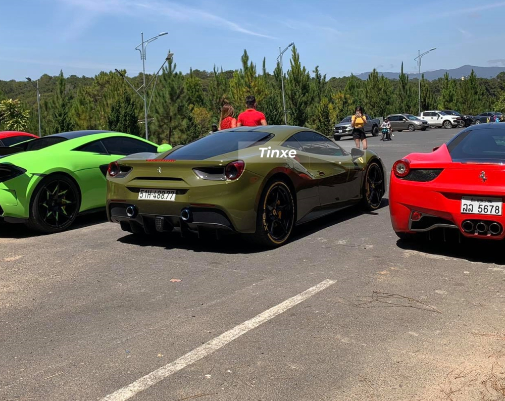 Màu xanh rêu đậm giúp chiếc Ferrari 488 GTB hầm hố hơn khi đỗ cùng các siêu xe màu nổi